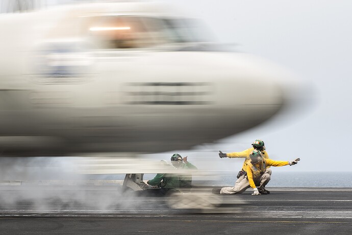 E-2正在弹射起飞